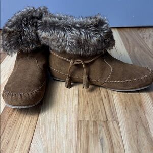 Minnetonka Moccasin Faux Fur Trim Ankle Boot